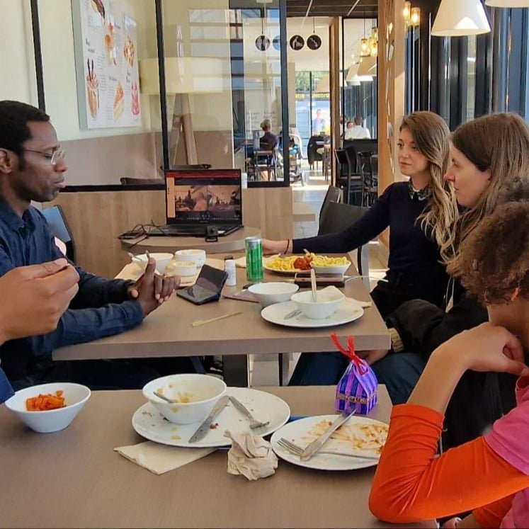 Réunion au restaurant avec des participants en ligne