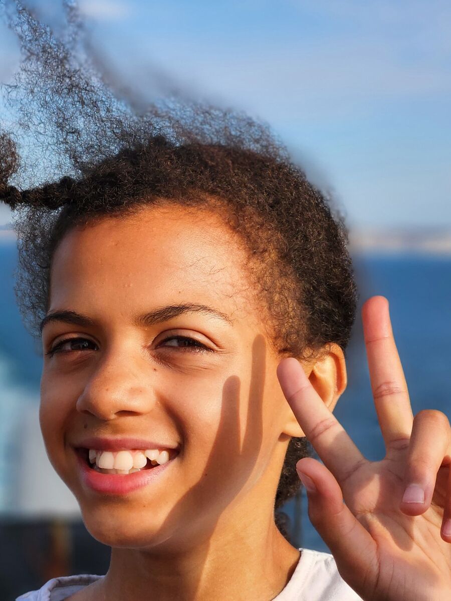 Une de nos filles fait le signe de la victoire