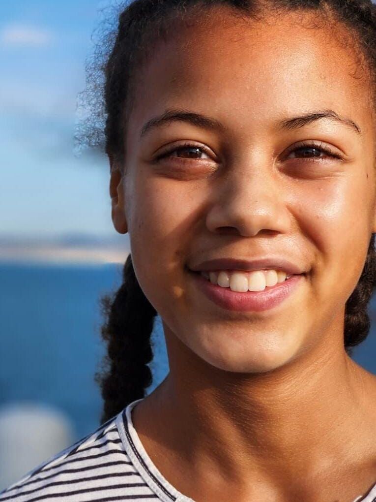 Portrait souriant d'une de nos filles en mer