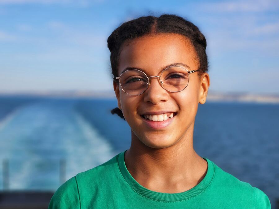 Portrait souriant d'une de nos filles en mer