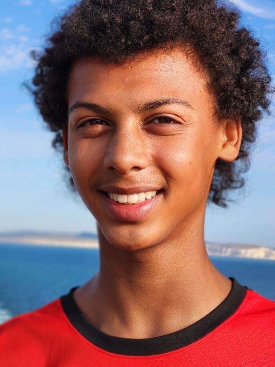Portrait souriant d'un de nos enfants en mer