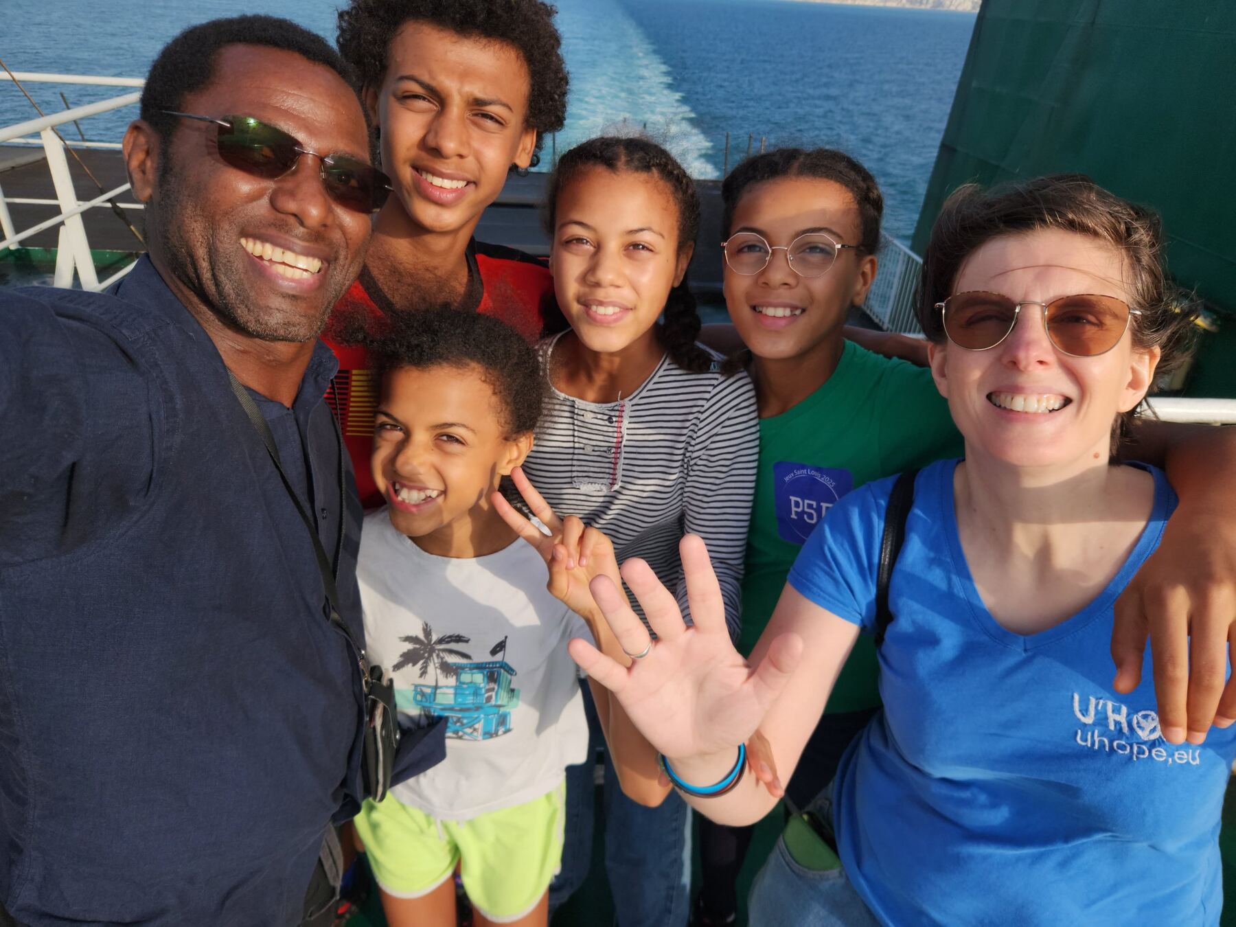 Ulysse, Julie et leurs quatre enfants, tout sourire sur le pont d'un bateau
