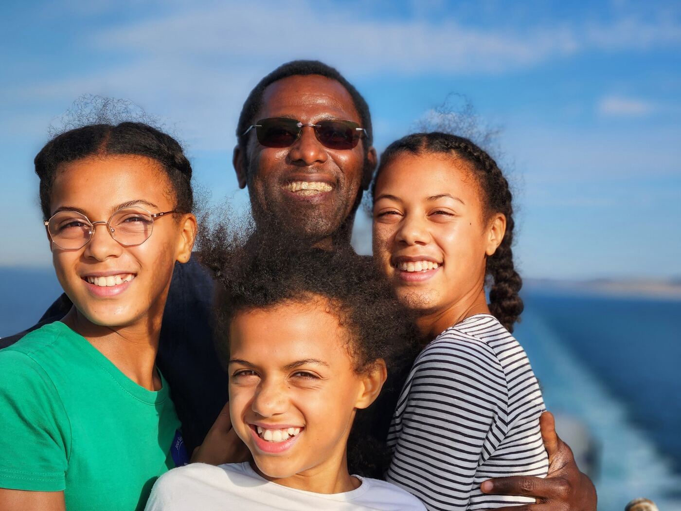 Toute la famille sur le pont du bateau