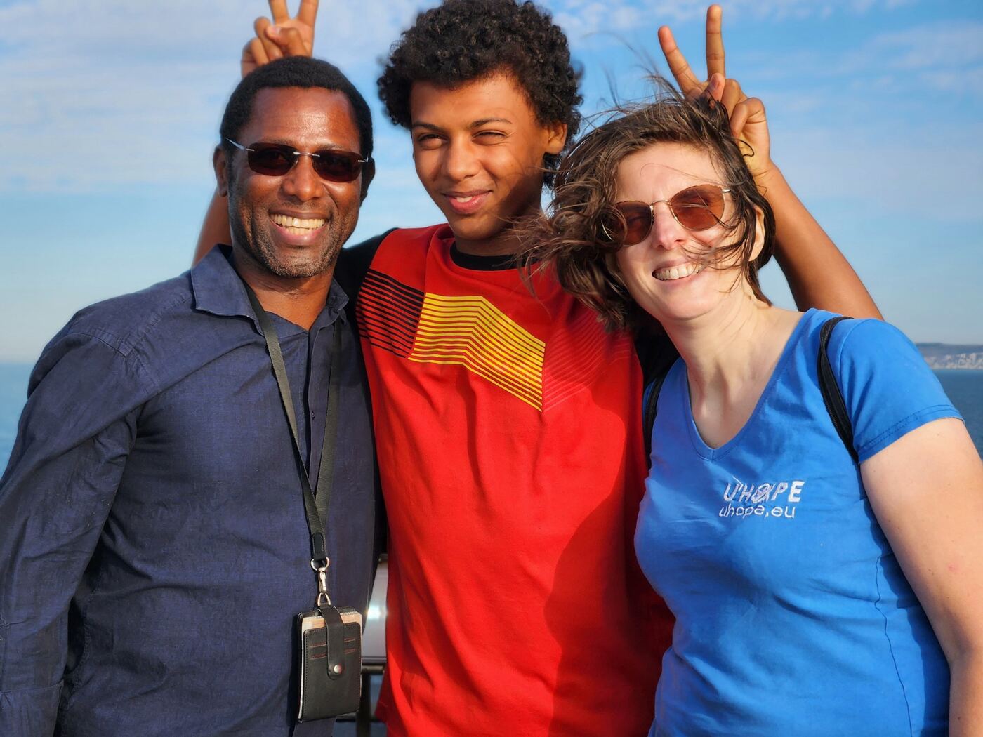 Ulysse, Julie et leur fils en riant