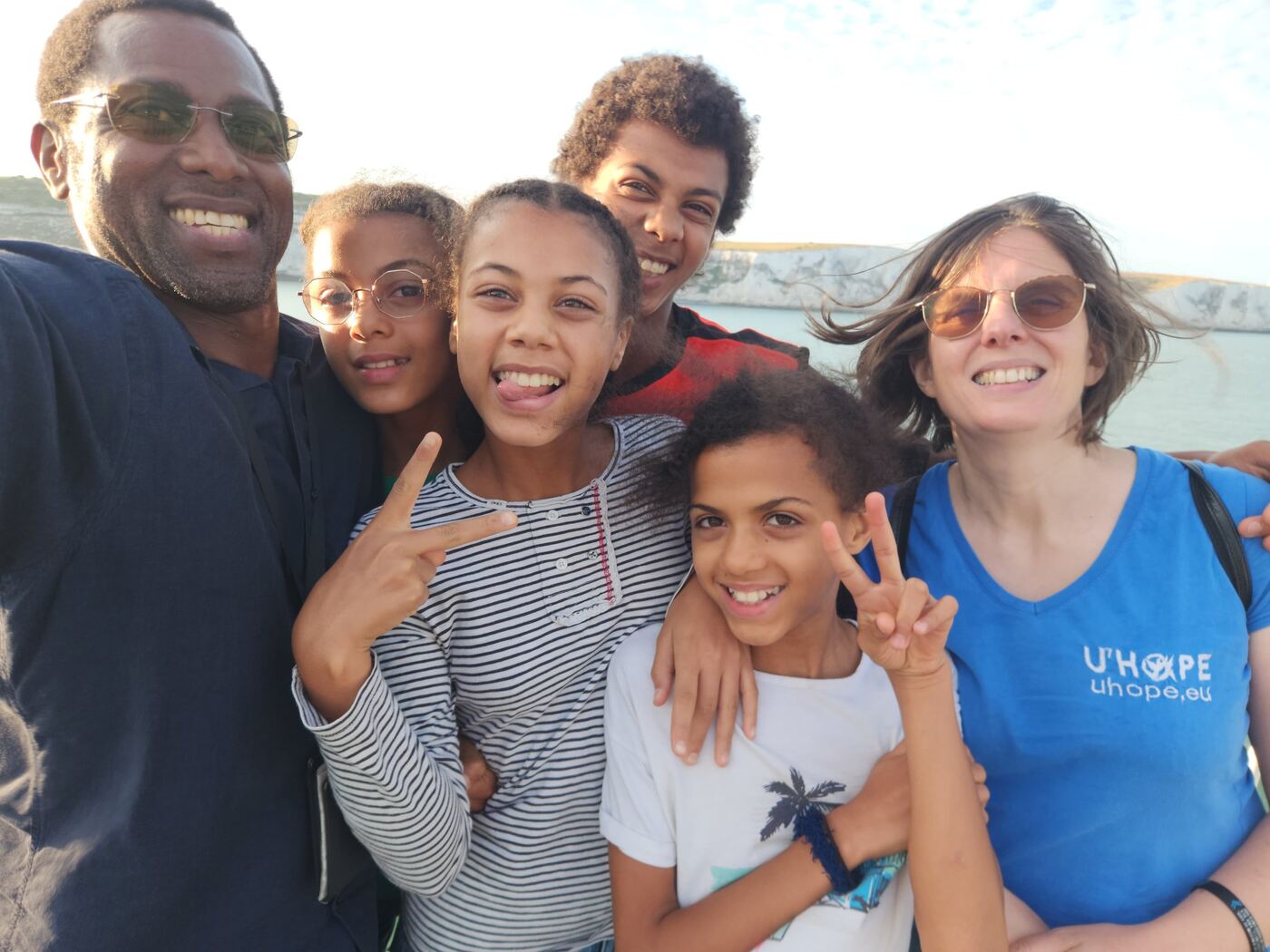 Selfie familial devant les falaises