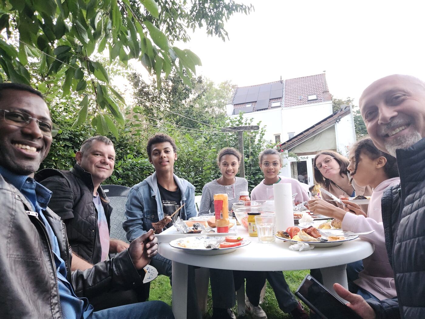 Barbecue entre amis dans le jardin