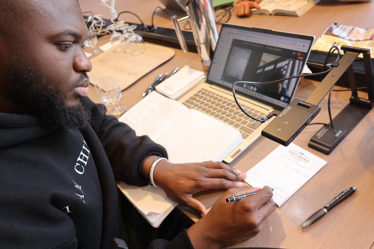 Un formateur explique un exercice sous la caméra de documents