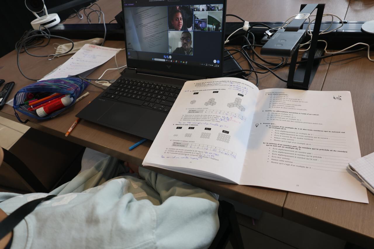 Cahier d'exercices de mathématiques et cours en ligne sur D@niel