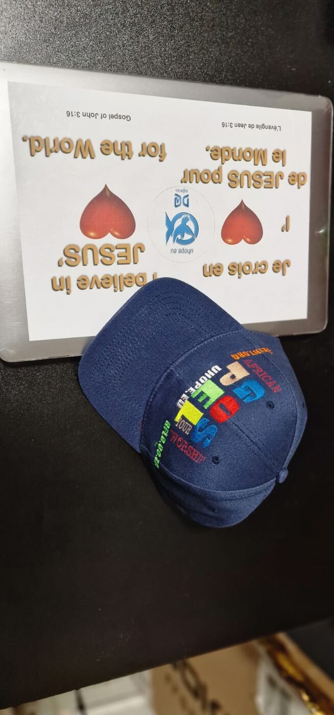 Casquette et carte Je crois en Jésus pour le monde