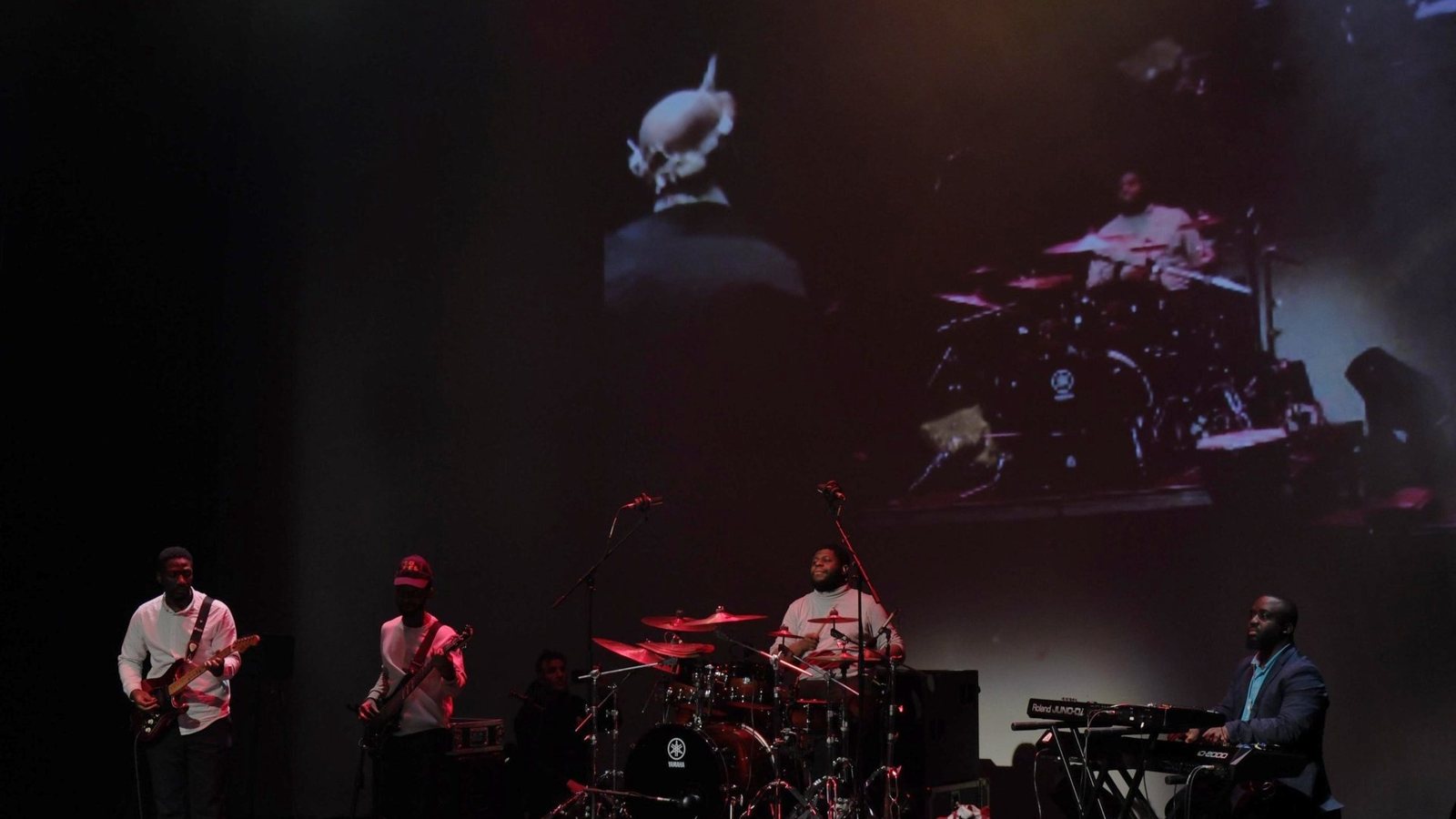 O grupo em concerto no palco do W:Hall