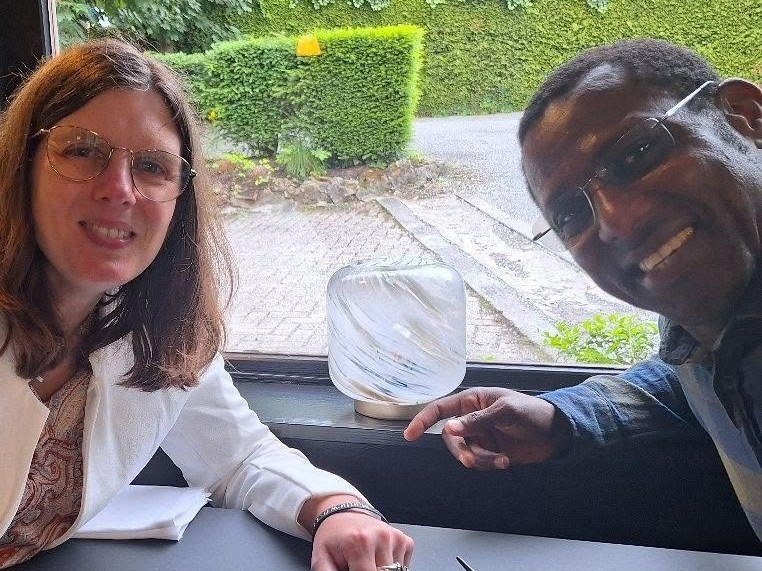 Julie e Ulysse a sós no restaurante