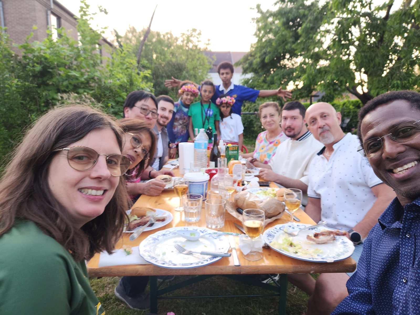 Refeição entre amigos no jardim, com a família e membros da Igreja