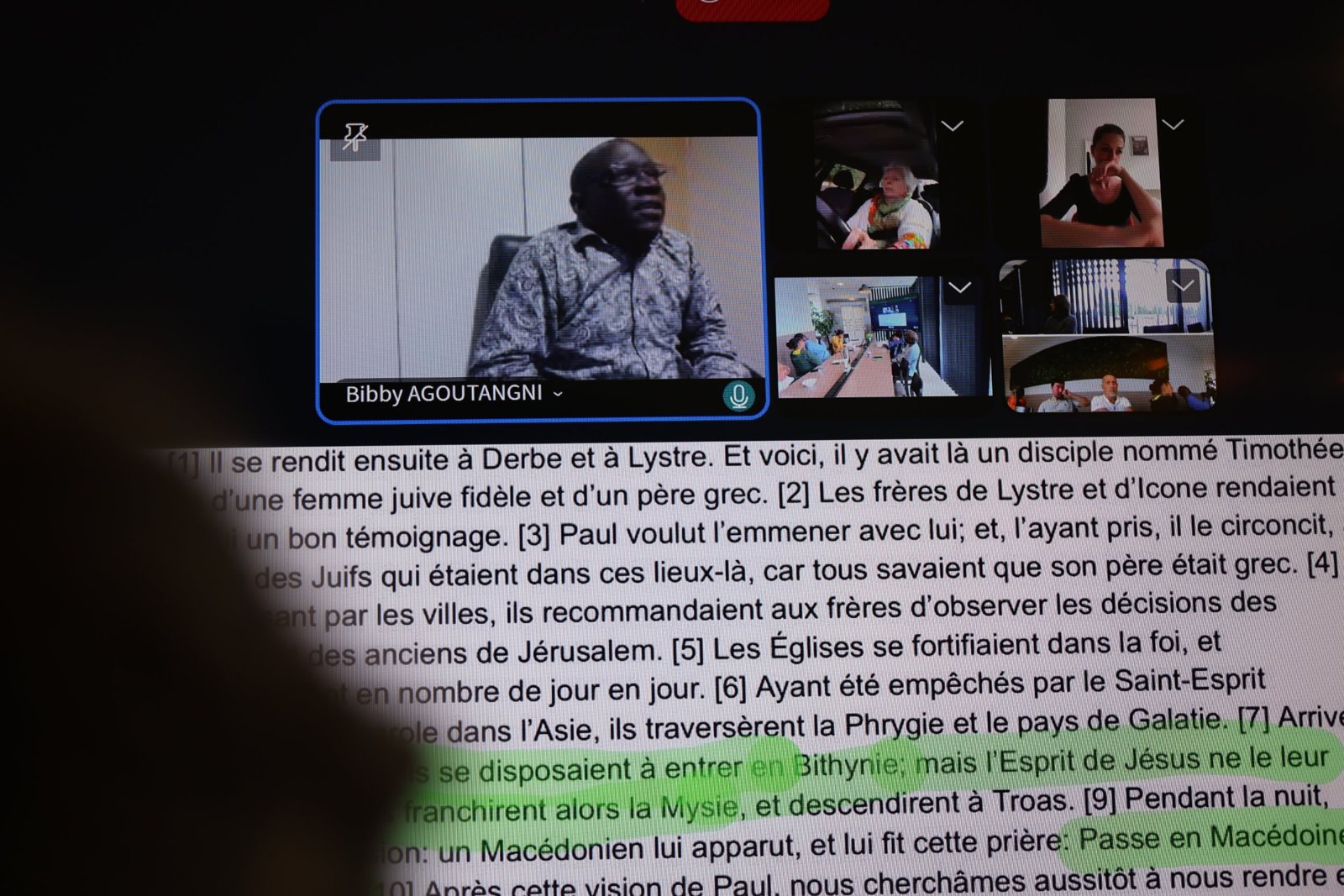 O pastor Bibby Agoutangni no ecrã, em videoconferência a partir da África do Sul