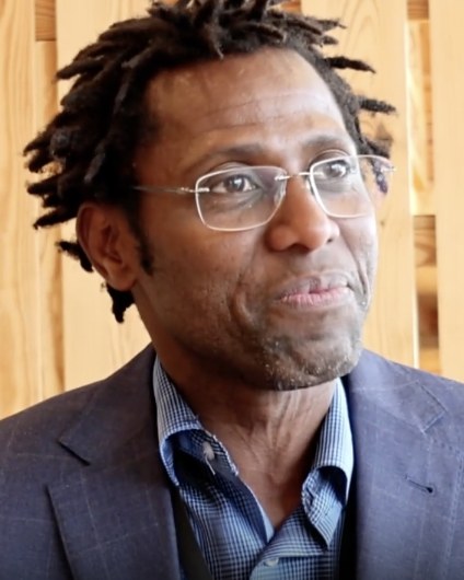 Ulysse com as suas rastas, em entrevista para o Vivement la Parole